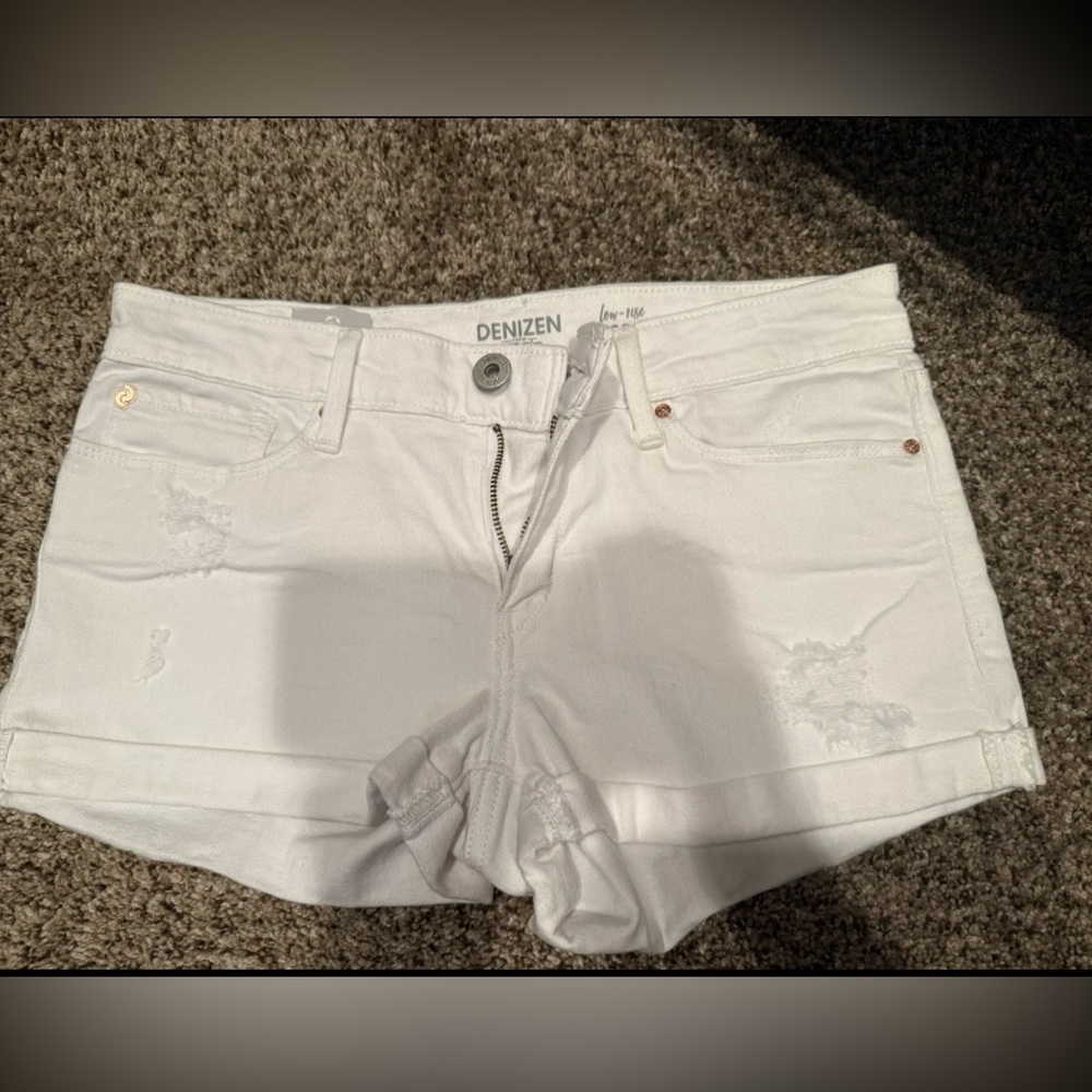 Denizen from Levi's Women's White Denim Shorts
Size 9 Or 29. Distressed